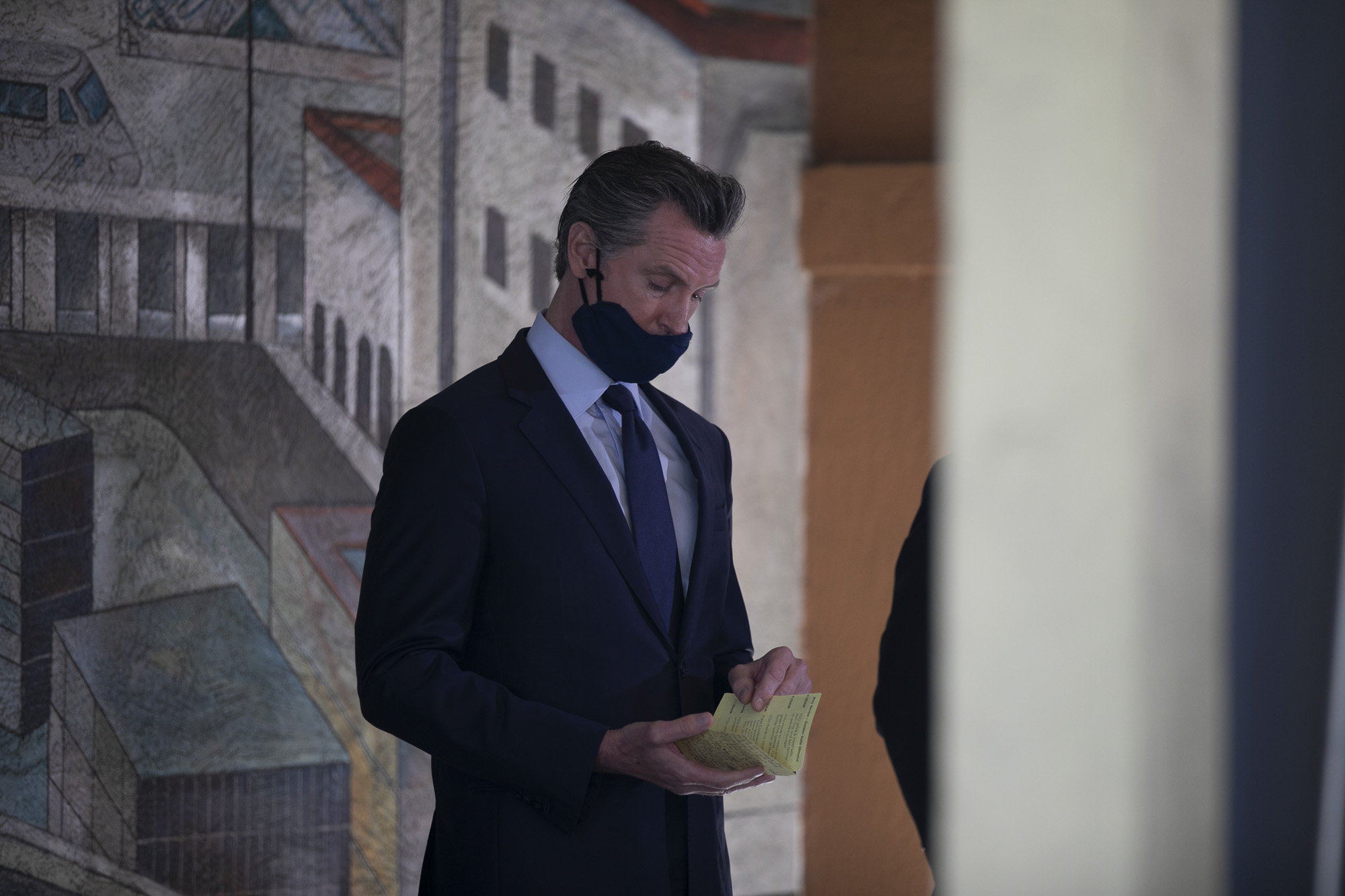 California Gov Gavin Newsom Faces A Covid Quandary Calmatters