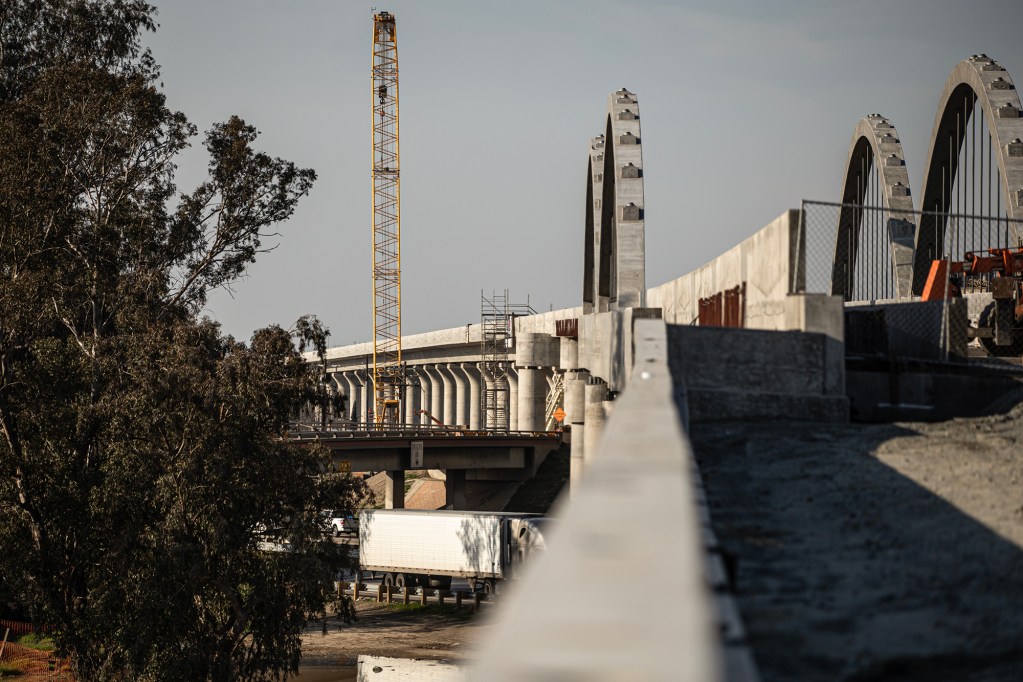 Construction on the High-Speed Rail over a ramp above Highway 99 in south Fresno on March 3, 2023. Photo by Larry Valenzuela, CalMatters/CatchLight Local