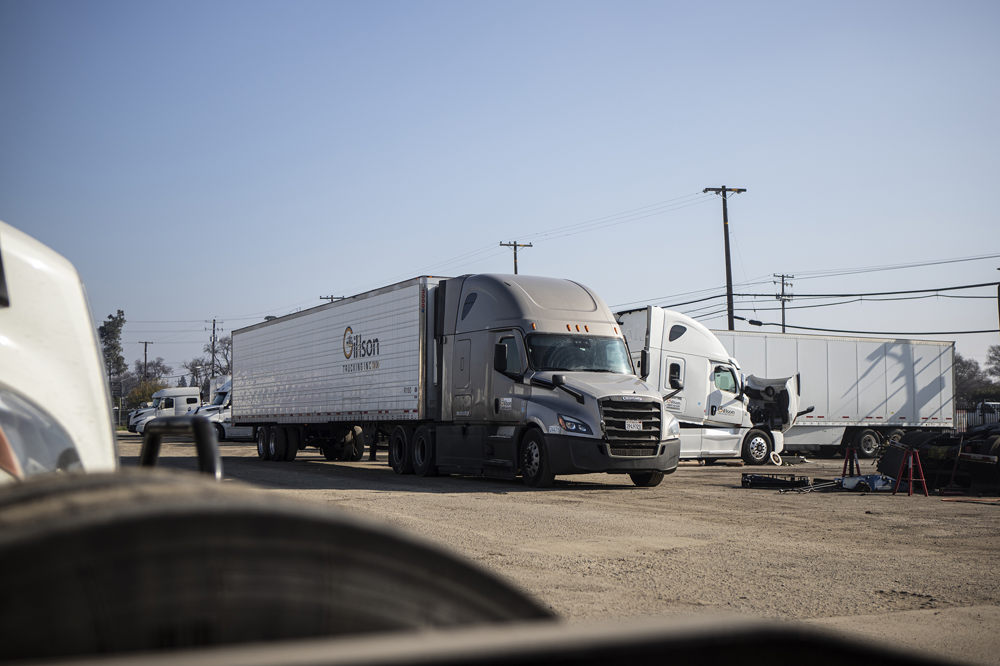 California must let immigrant truck drivers keep their licenses, judge rules