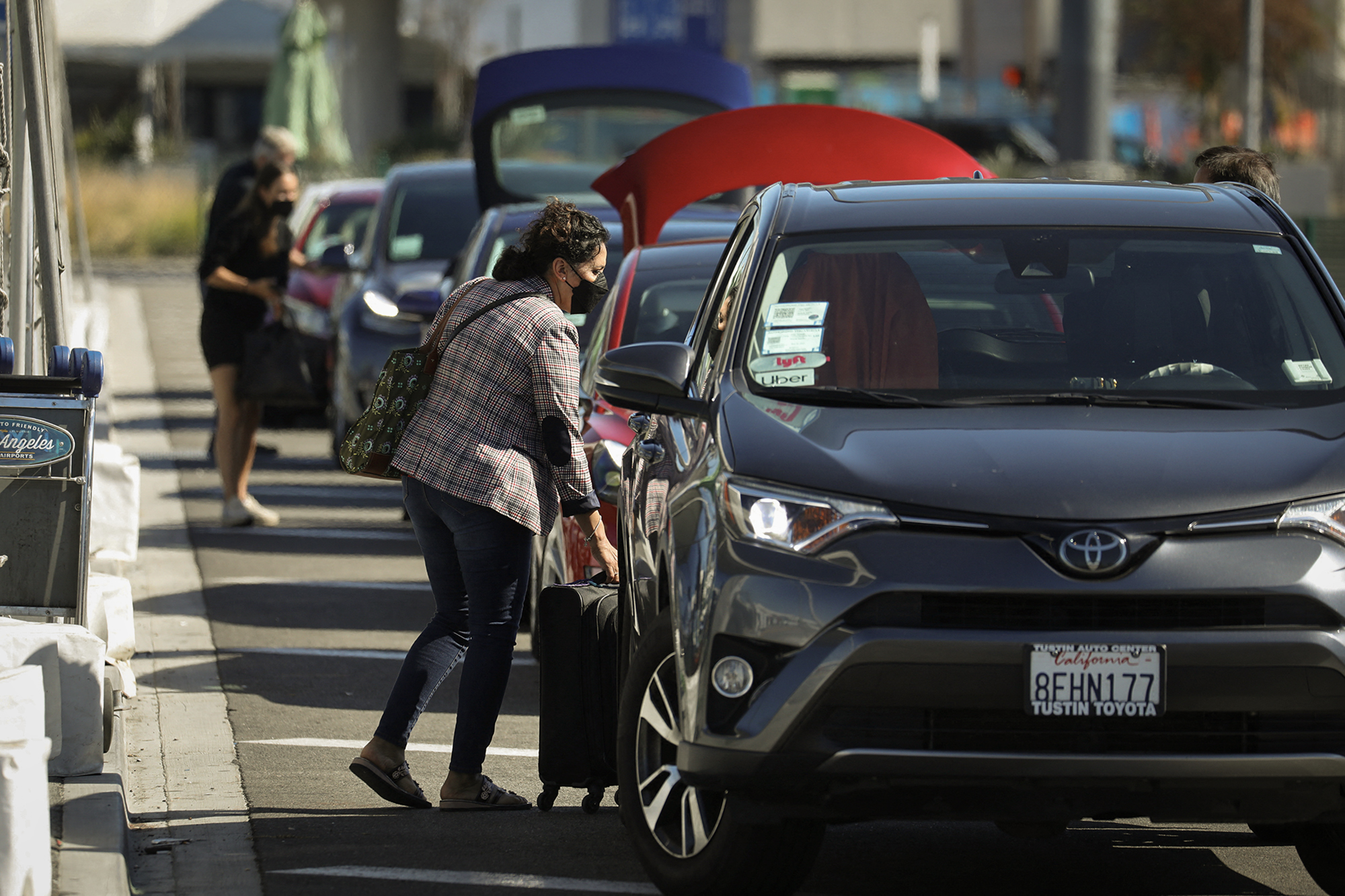 Los conductores de viajes compartidos demandan a Uber por ser expulsados de la aplicación en un nuevo desafío a la ley de California