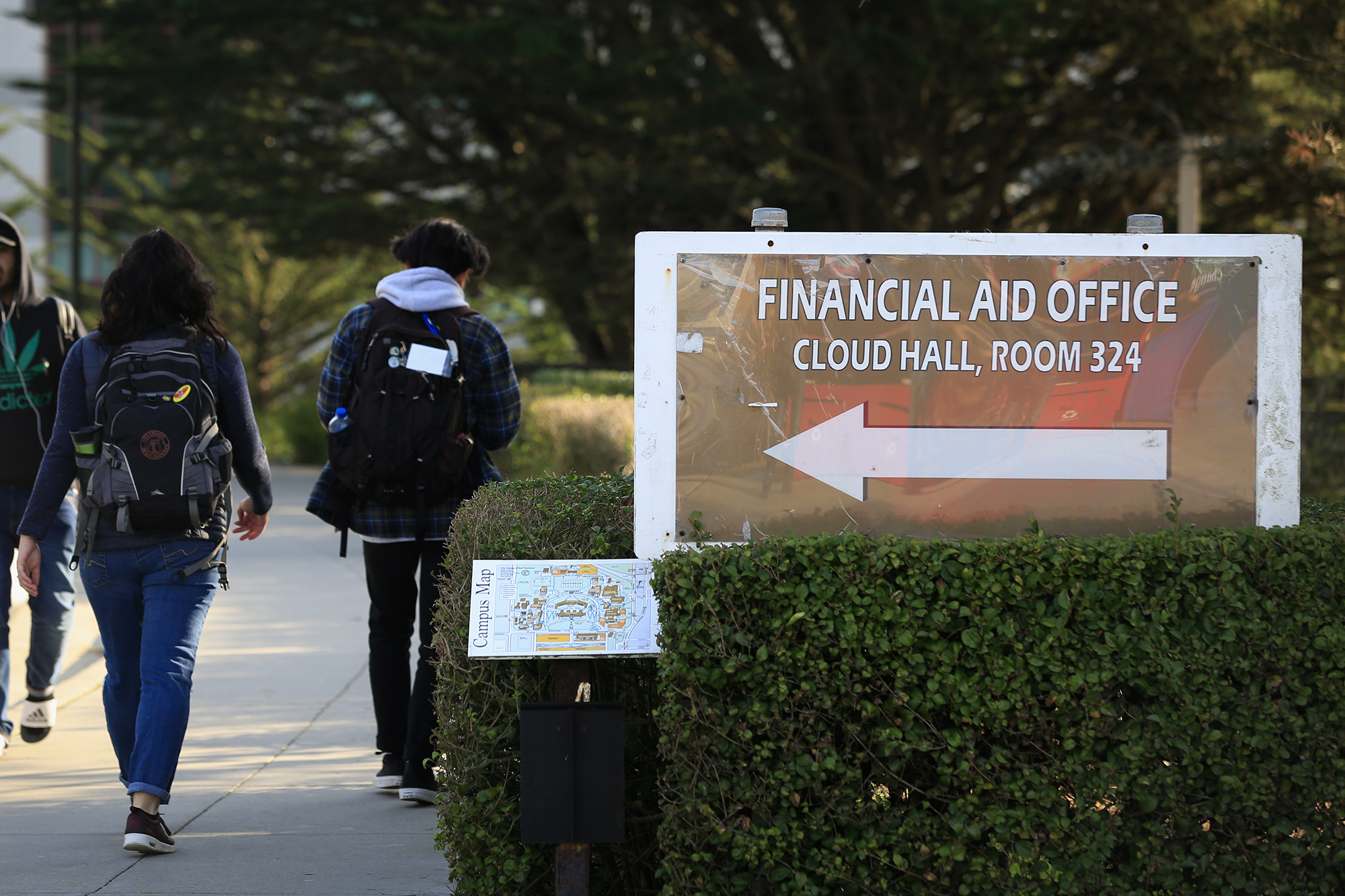 Image for Colegios comunitarios de California toman medidas contra estudiantes falsos que roban ayuda financiera